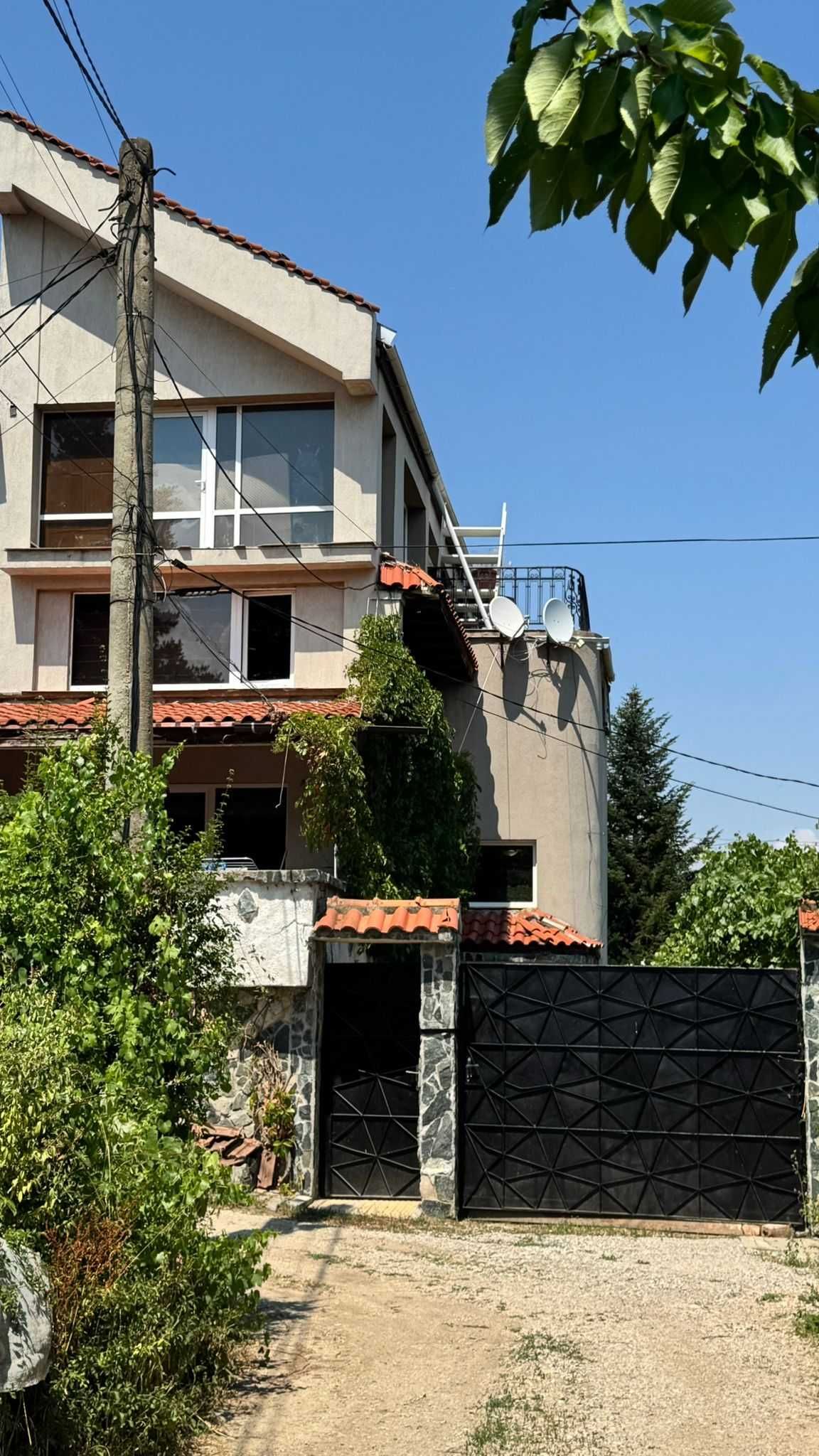 Масивна къща в гр. Банкя, 355 кв.м. РЗП от собственик
