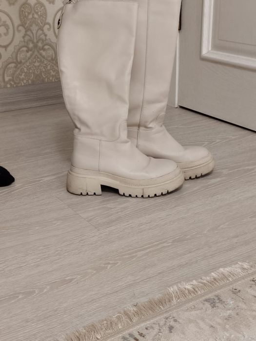 Продам белые сапоги