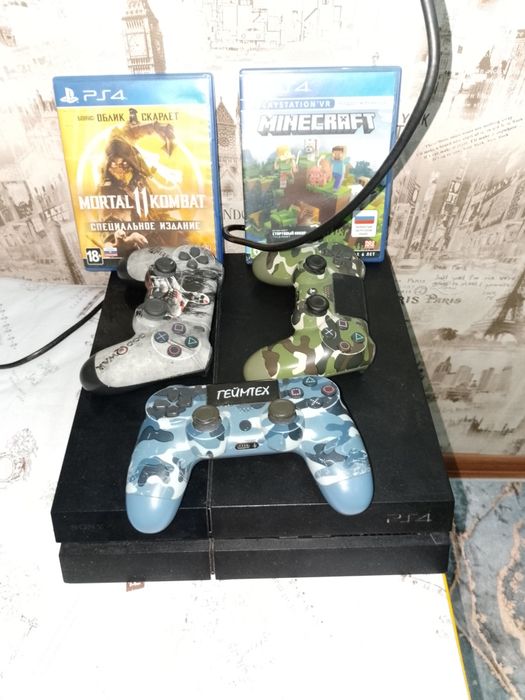 Продам PS 4 с тремя джойстиками