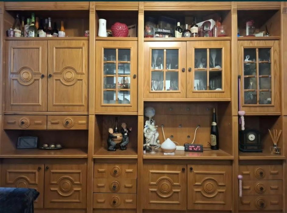 Mobilă din lemn pentu living