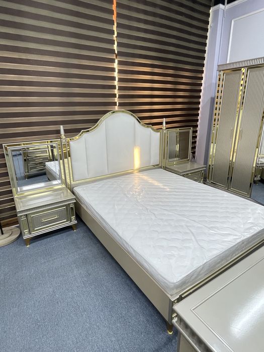 Пррдается спальный гарнитур новый