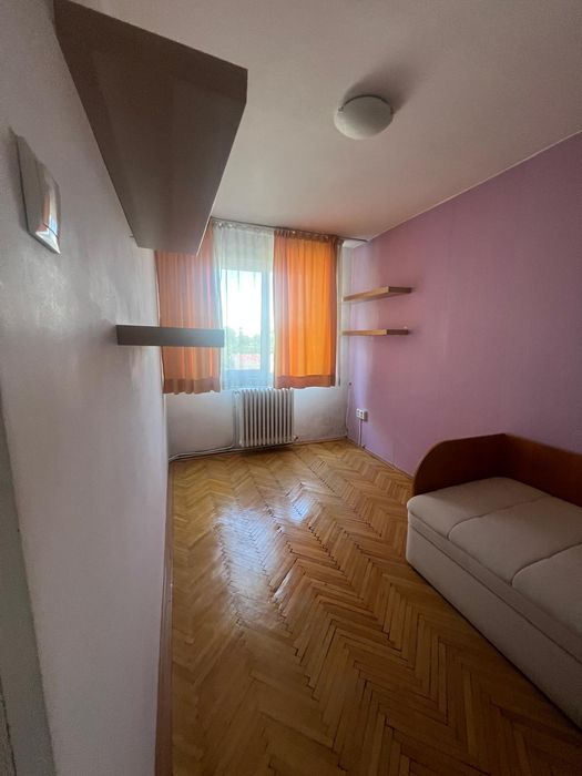Podu ros apartament cu trei camere de închiriat