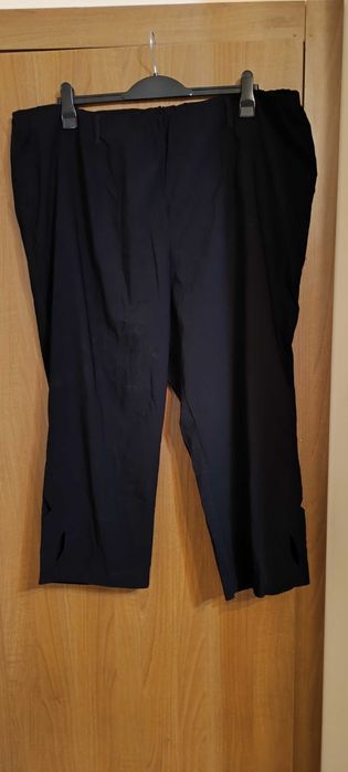 Ластичен панталон,голям размер с ластик и апликация в долната част.