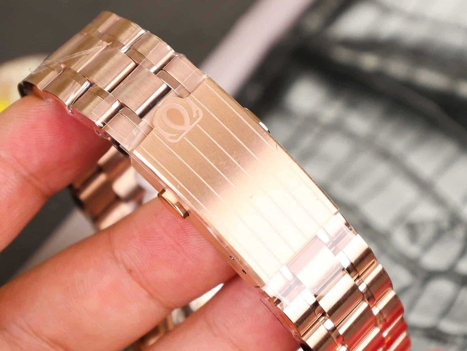 omega speedmaster златисто/черно