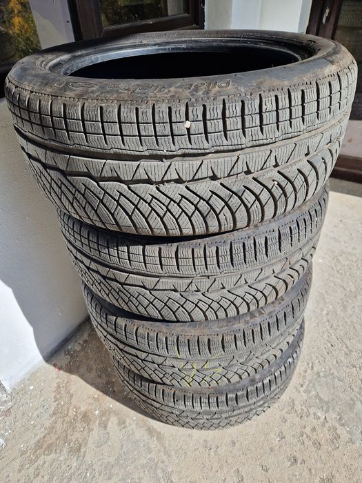 Продавам зимни гуми Мишелин "пилот"алпин 225/50/18.Цена 450лв за 4бр.