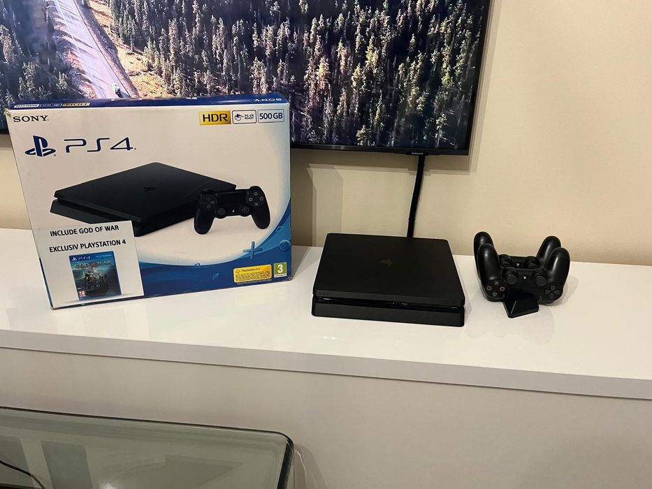 PlayStation 4 cu doua manete