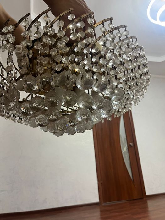 Люстра и только раковина