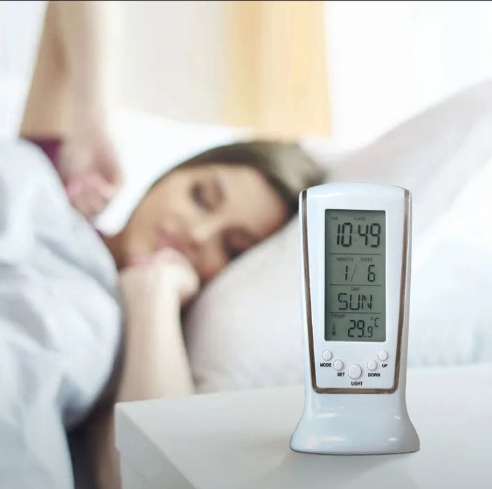 Цифровой будильник с синей задней планкой