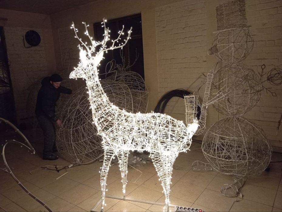 Новогоднее оформление фасадов зданий магазинов домов офисов