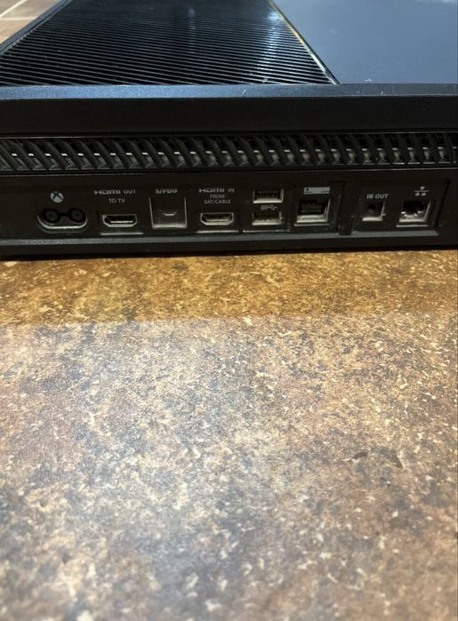 XBOX ONE 1TB+2 controller+fifa23/17/24+minecraft+gta5