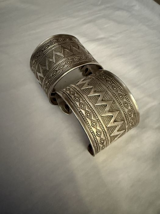 Қос білезік ертедегі кумис сатылады