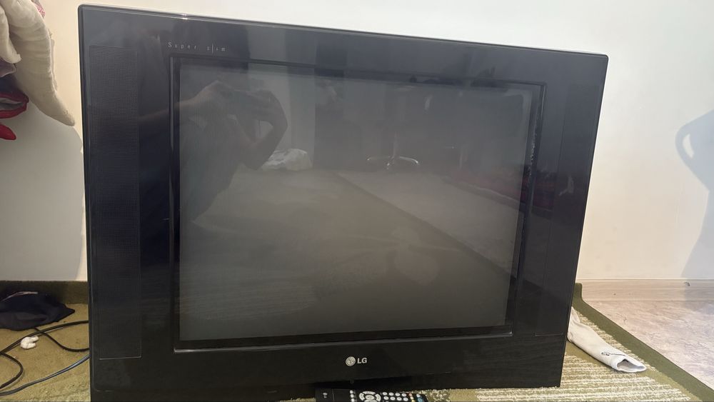 старый кинескопный телевизор LG Super Slim.