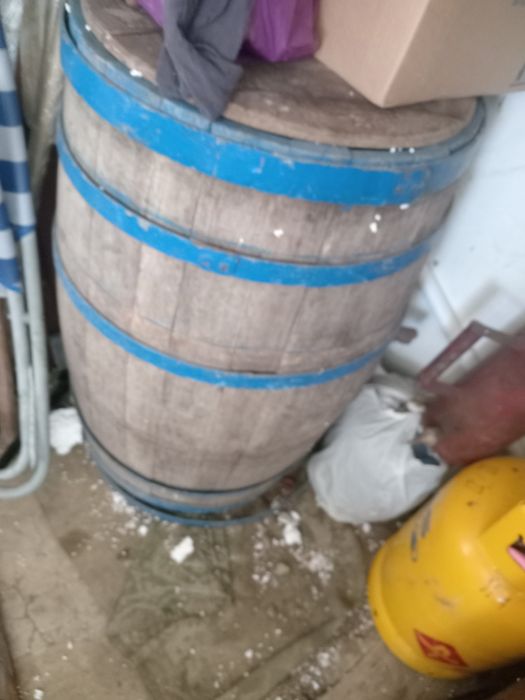 Vând Butoi  200l