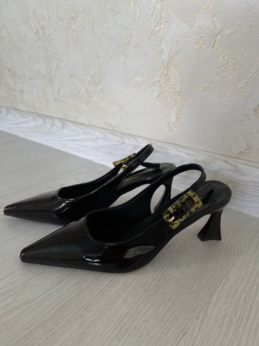 Черные туфли с золотой пряжкой стиль и элегантность