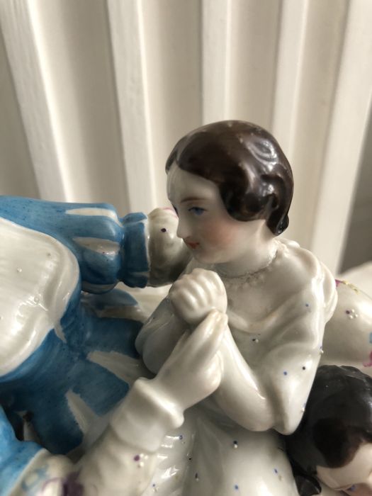 Фарфоровая статуэтка