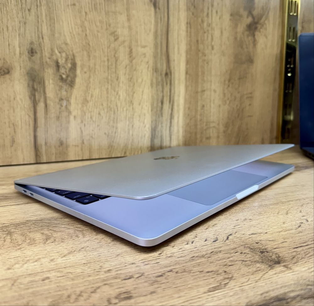 Macbook Pro M1 13 inch 8/256 GB
