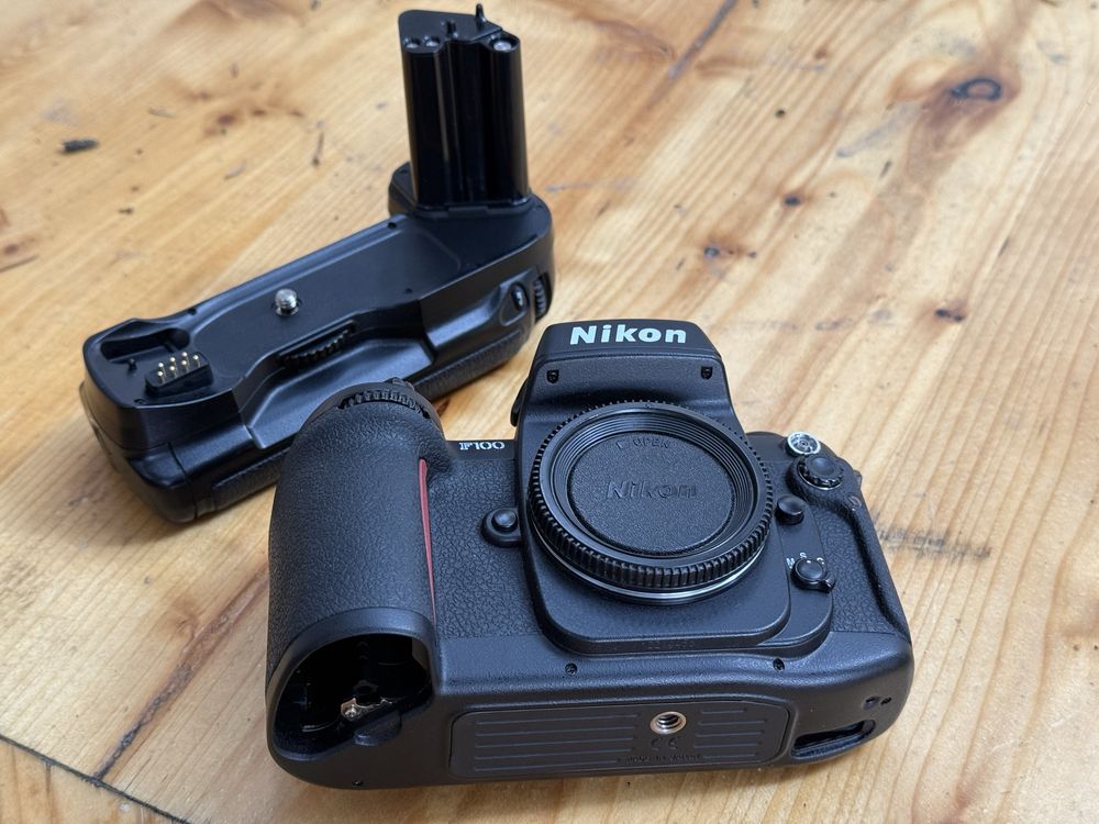 Camera film Nikon F100 Mint+++ cu grip