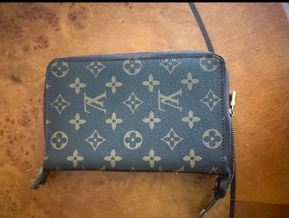 Louis vuitton este in stare foarte buna