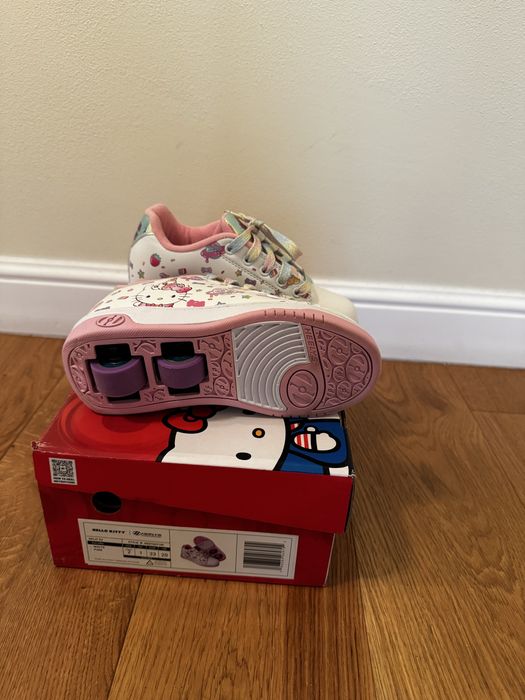 Adidasi noi Hello Kitty cu role