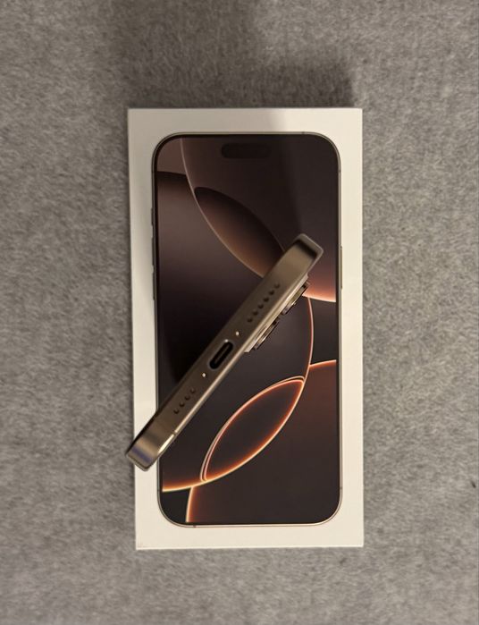 Vând telefon iPhone 16 Pro Max, 256 GB, desert titanium + Husa Apple
