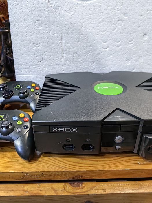 Конзола XBOX + 2 джойстика и една игра