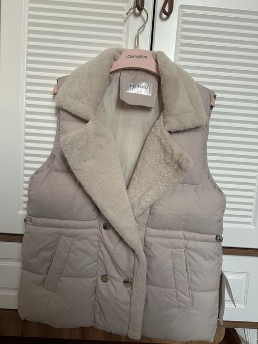 Безрукавка бержевого цвета/ Размер:Л/ 200тыс