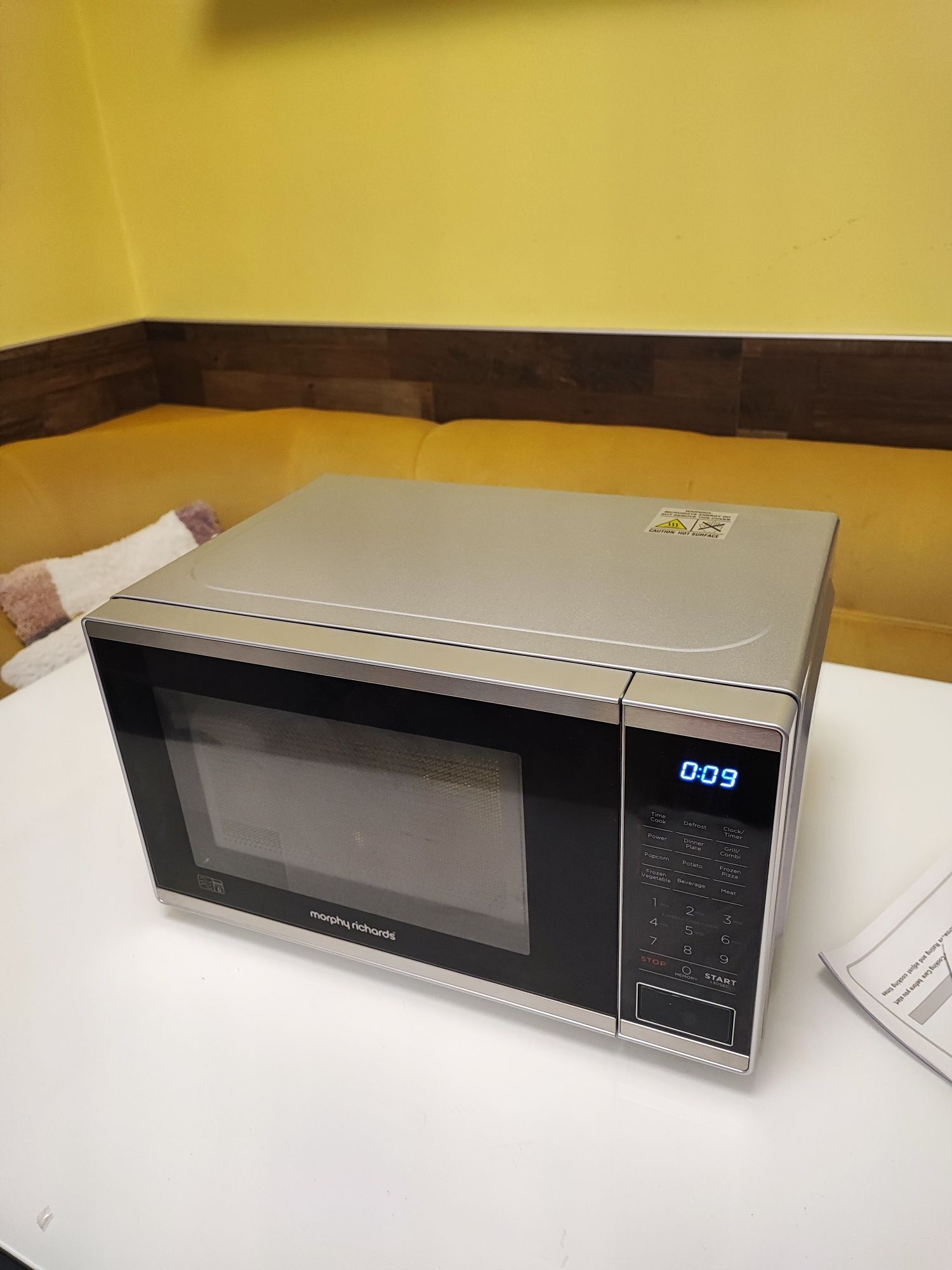 Микровълнова Morphy Richards 20L нова