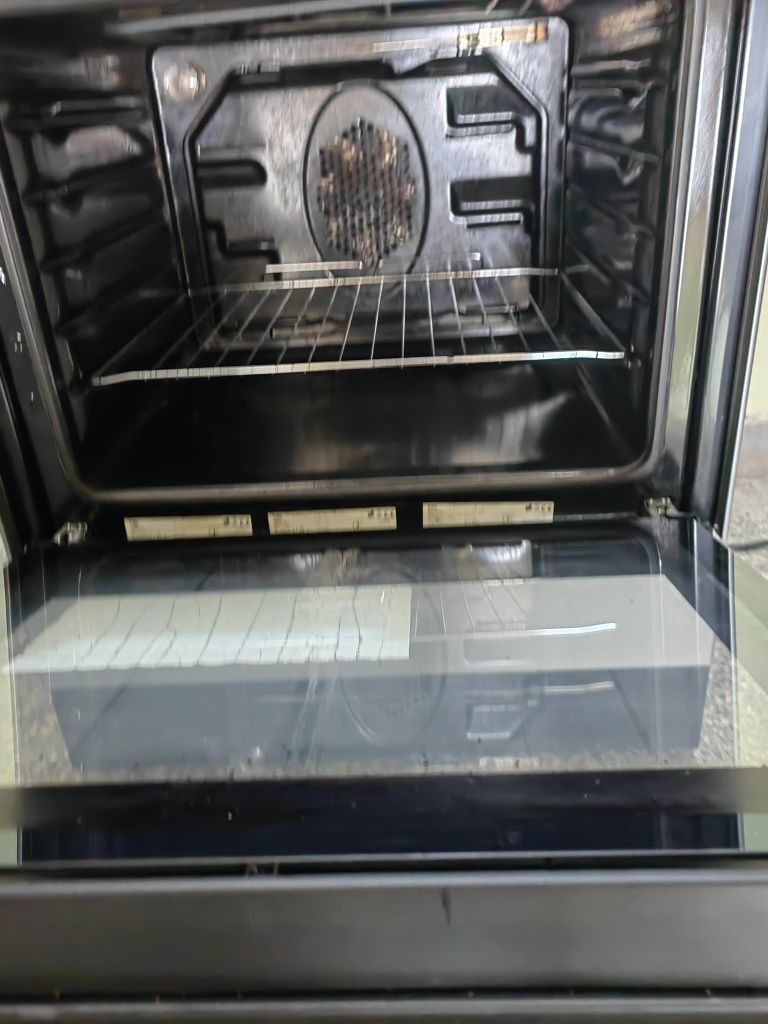 Продавам готварска печка с газови и обикновени котлони BEKO