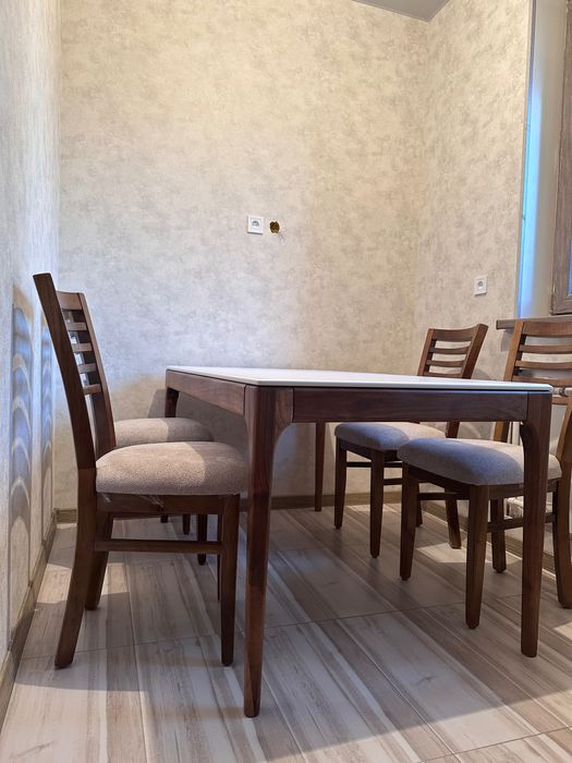 Продается кухонный стол для 4-6 человек