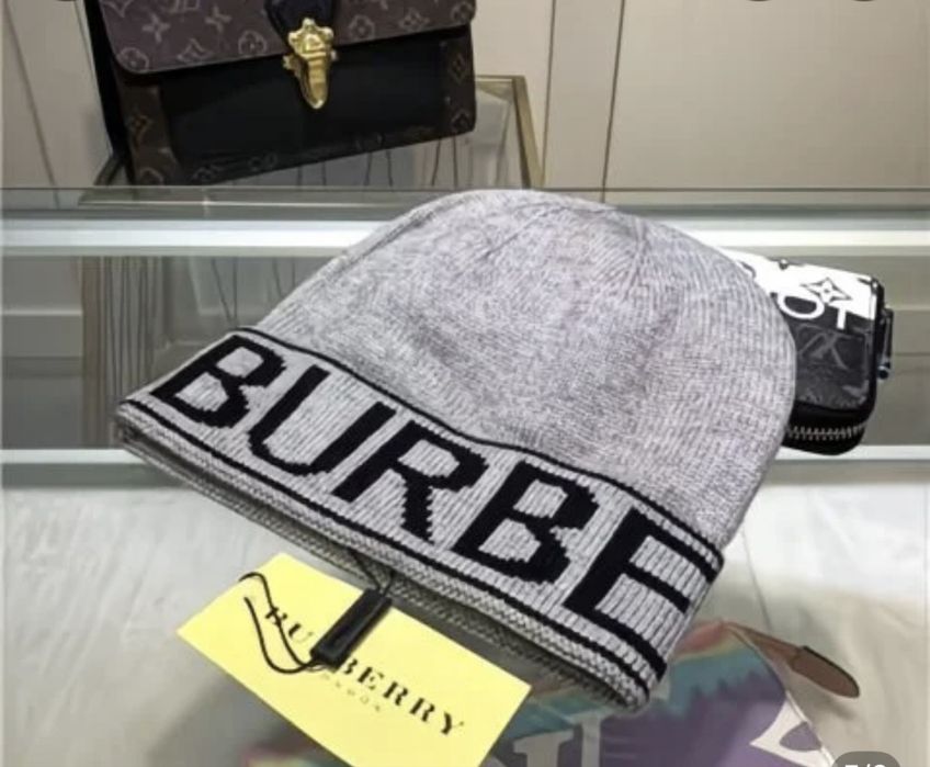 Новая шапка burberry , серая