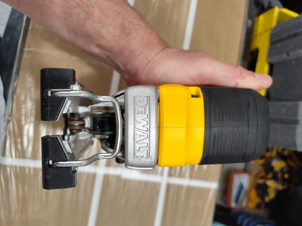 Като НОВО акумулаторен прободен трион зеге Девалт DeWALT DCS335