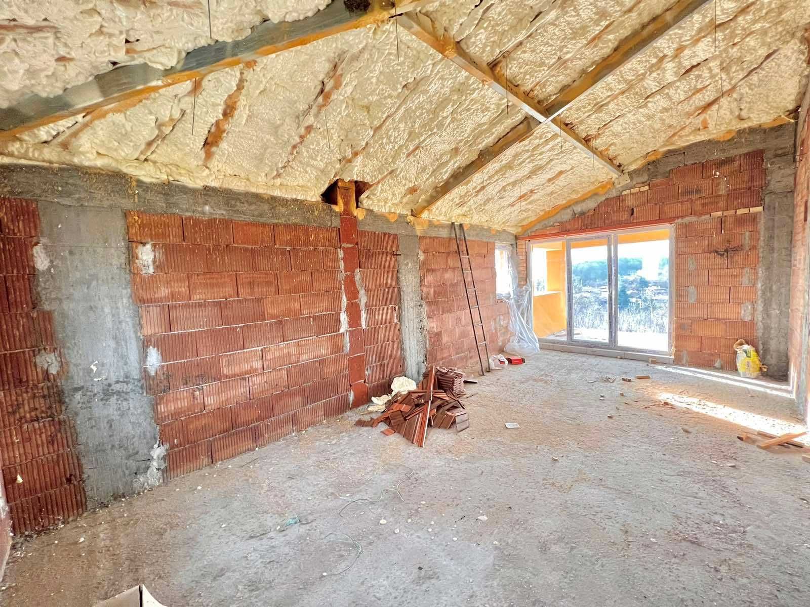Двуетажна къща в село Писанец