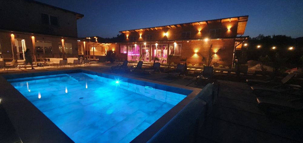 Cabana cu piscina interioara si exterior 38 persoane