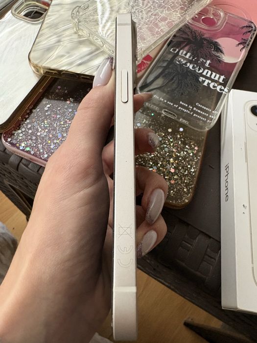 Продавам iPhone 13, 128GB + 15 кейса + 4 протектора