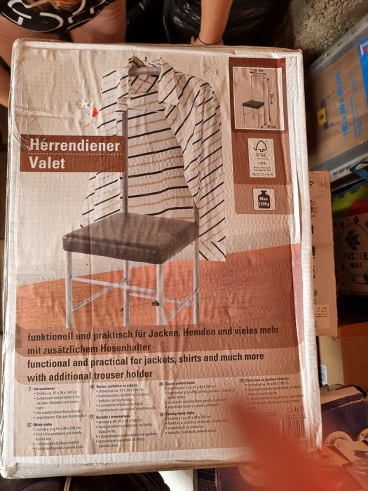 Стол окачалка за дрехи