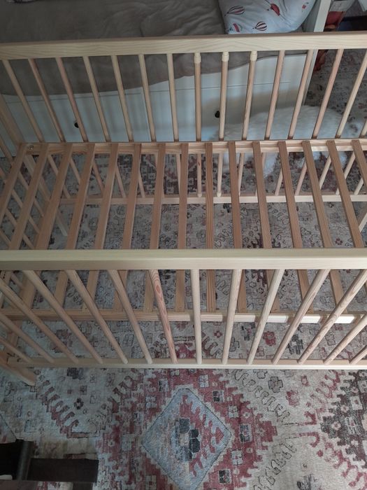 Pătuț din lemn pentru bebeluși