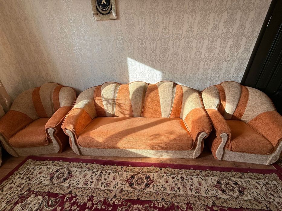 Продам диван с кресломи б/у
