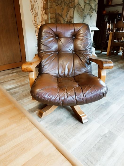 Въртящ стол с подлакътници