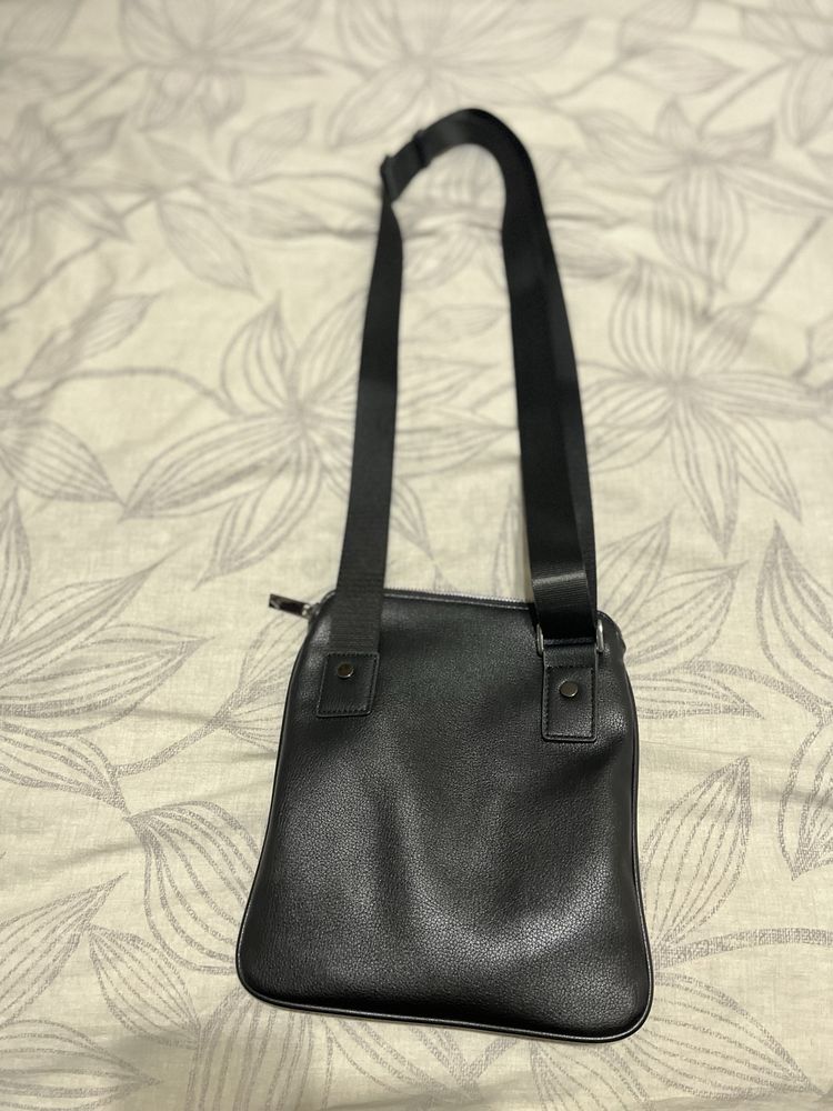 Продавам мъжка чантичка на Guess!!