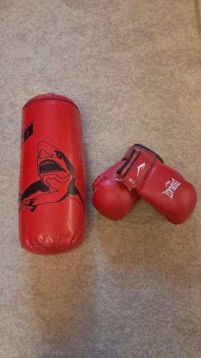 Продам детские боксерские перчатки и грушу