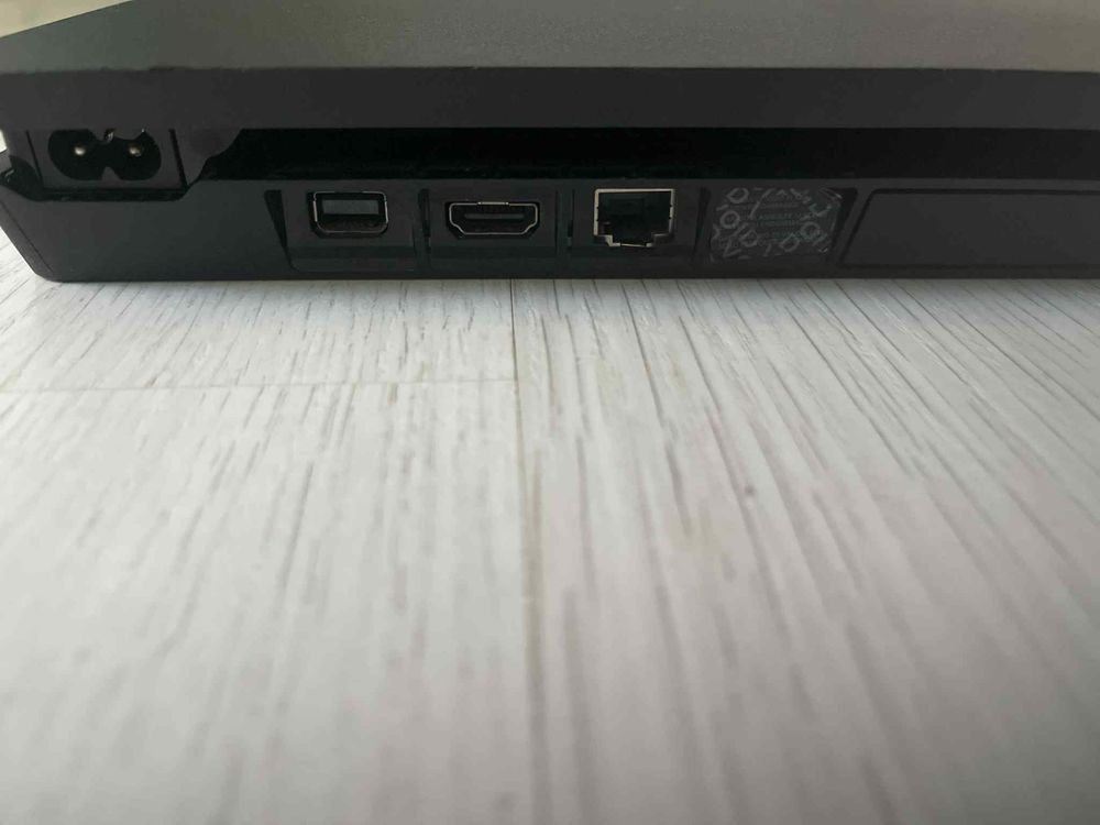 Продавам PlayStation 4 Slim 500GB + Контролер + Кабели + Игра