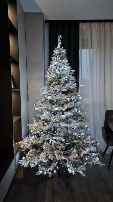 Brad de Craciun artificial cu efect de ninsoare