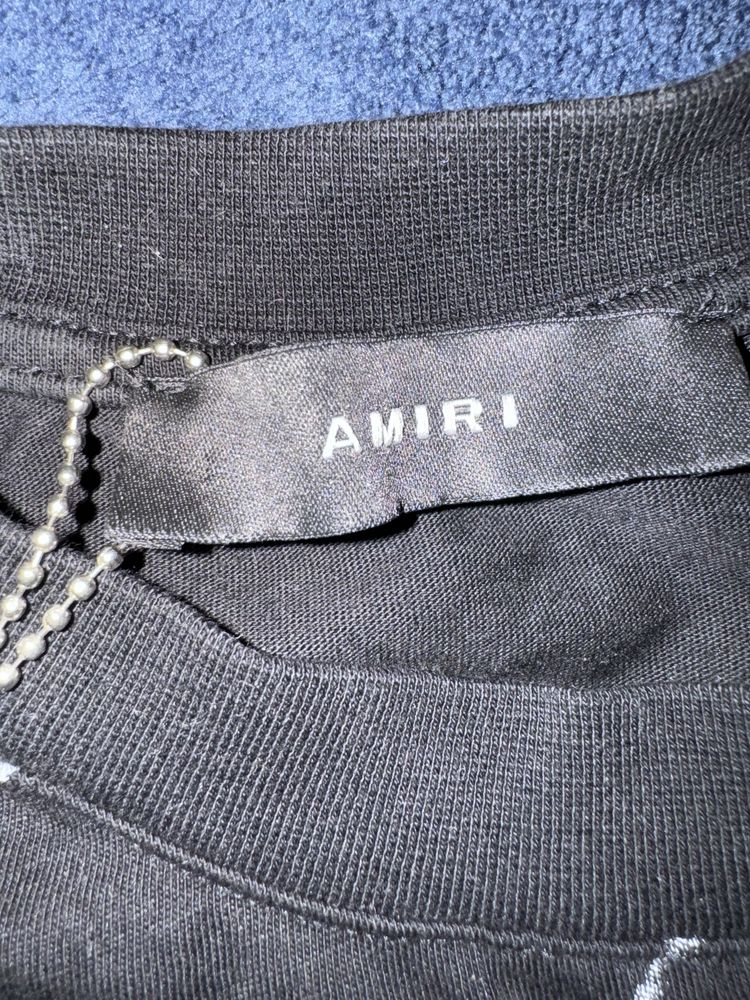 Amiri shirt: Амири тениска Denim jeans: Деним дънки