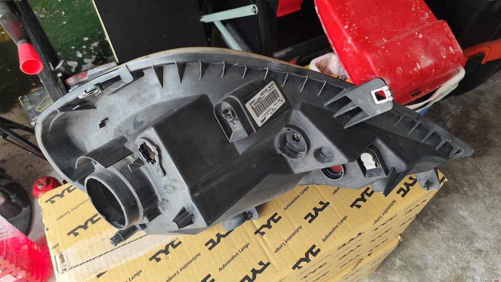 Opel Vivaro фарове