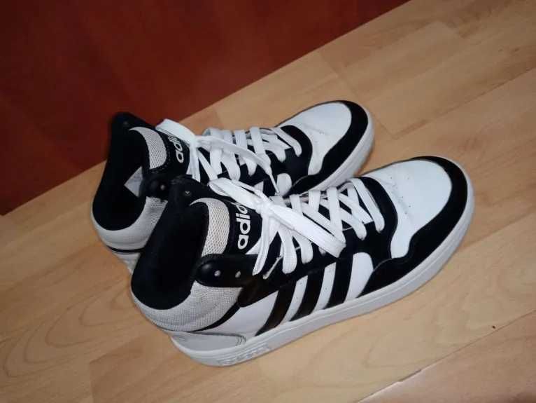 Pantofi marca Adidas