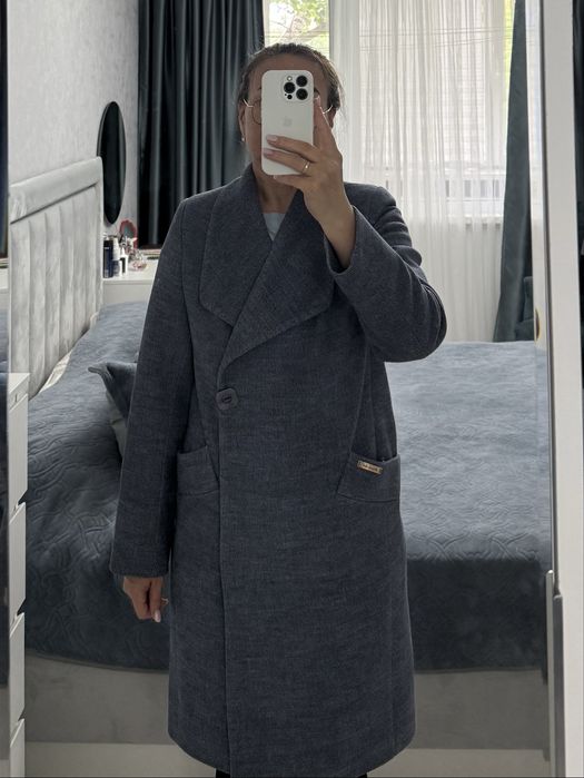 Пальто осеннее в отличном состоянии