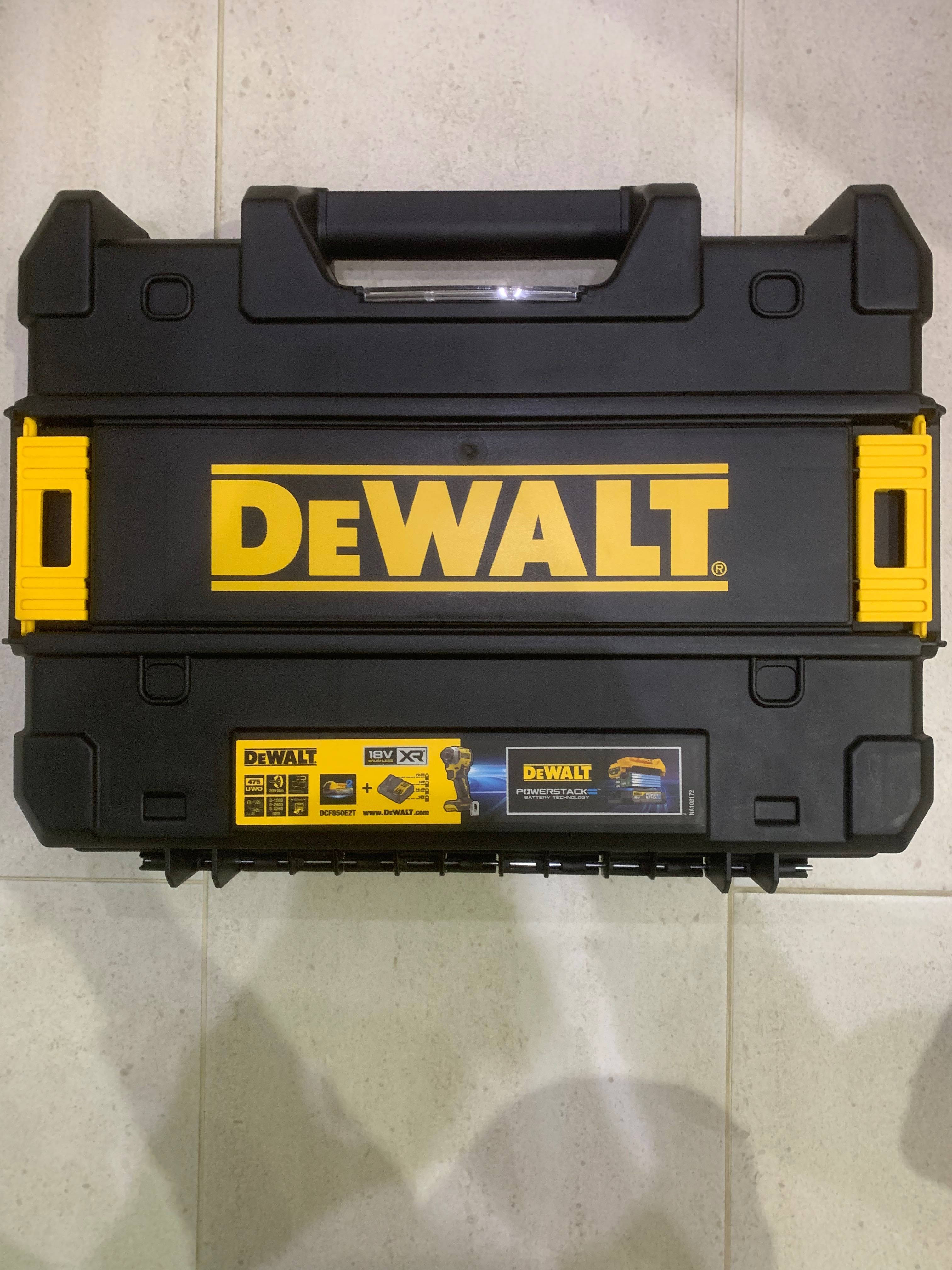 Винтоверт Dewalt DCF809