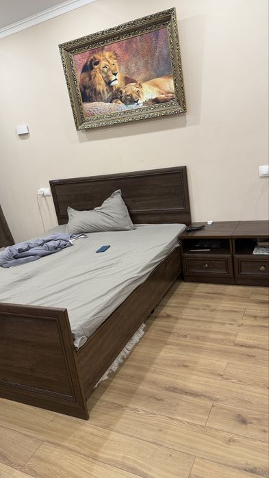 Продам двуспальную кровать с матрасом и тумбами