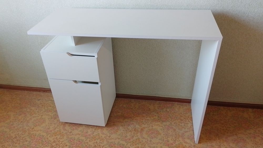 Стол письменный, учебный.