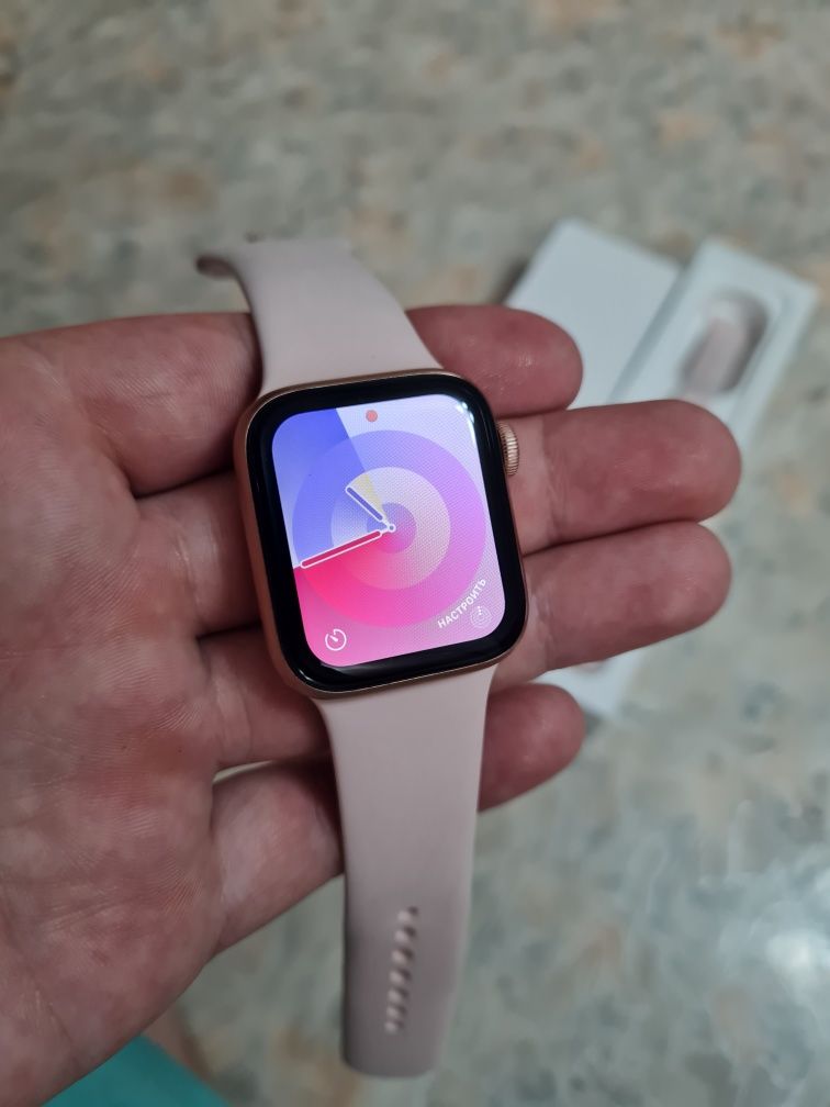 Apple Watch 4 40mm розовые